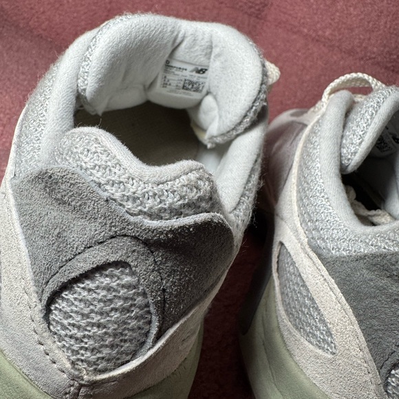 8 in women’s . New Balance Gray and White Sneakers runners - Picture 6 of 6